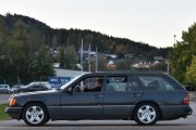 Her kommer det en Mercedes Benz 300, hvis jeg ikke tar helt feil og vi legger den i sjangeren rånerbil