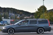 Volvo er populært her oppe, tar jeg ikke feil så er dette en Volvo V70. Blir en rånerbil dette også