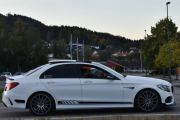 Her blir jeg usikker, men jeg tror vi ser på en Mercedes, men modellen klarer jeg ikke. Rånerbil blir du i dag