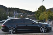 Men når bilene for en slik fasong så blir det vanskeligere å gjette modell, men her går jeg for en BMW i 3 serien når jeg ser på dørhåndtakene. Vi legger den inn som rånerbil