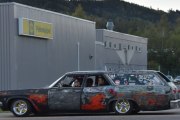 Men hva skal vi kalle den her da? Rånerbil eller raggarbil? Det er en Chevrolet Impala 327 og jeg overlater dette til dere