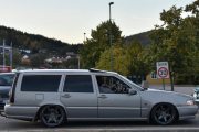 Nå går jeg litt i surr med alle disse Volvo-ene som passerer oss, men den der har vi sett før. Det er en Volvo V70 som vi kalte en rånerbil