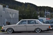 Mer Volvo, men denne er en veteran. Satser på at det er en Volvo 244 og det blir en rånerbil