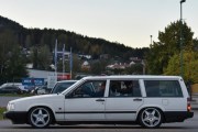 Her kommer det enda en, Volvo 740 gjetter vi her og den blir en rånerbil
