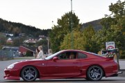 Her har vi også en som jeg overlater til dere, jeg er ikke sikker. Men jeg tror det er Toyota Supra. Men at de råner rundt på Flisa er sikkert