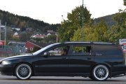 Volvo stasjonsvogn, muligens en V70 men er ikke sikker. Det som er sikkert er at den blir en rånerbil i dag