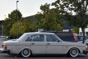 Deg har vi sett før, da gjettet jeg på Volvo 244. Men det er også noe som heter Volvo 240, så her holder vi begge dører åpne