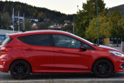 Det er en Ford ett eller annet, mer kan jeg ikke. Du blir råner i dag