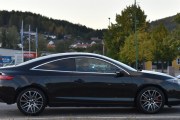 Her kommer en Renault Laguna Coupe, jeg kjenner dem og vet at de er rånere