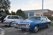 Så dette er en ordentlig raggarbil, Pontiac Le Mans er amerikansk, innenfor år 50-70, kraftig motor og eieren har brukt masse penger, slik at den ser ut som det vi ser i dag
