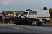 Jeg har funnet meg en ny posisjon, og her tar jeg tak i et par kontraster. En sigarrøykene strøken Mercedes mot en Toyota HiAce
