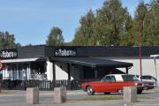 Jeg bare trener meg litt før vi skal på Flisa, motiv i bakgrunnen og en Ford Thunderbird som kjører forbi. Og skal jeg velge en sjanger her så blir det en veteranbil