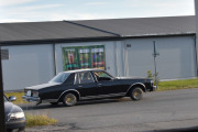 Så kommer neste bil som er en Chevrolet Caprice Classic, jeg ser med en gang at her er det noe galt. Skiltet henger på snei og jeg må sjekke den opp. Den er faktisk etterlyst, selv om det er veldig mange år siden :-)