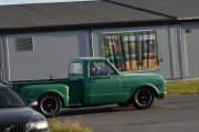 Neste kan være litt vanskelig, men jeg tror det er en Chevrolet Custom C10. Dette må bli en raggarbil spør du meg