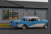 Siste bilde med Europris, jeg tror dette er en Buick Special Riviera fra 50 åra, og vi må vel putte den inn i sjangeren raggarbil