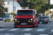 Men vi må jo ut og ragga litt i Kaffegata og her kommer det to veteraner. Den nærmeste er en Chevrolet Chevy Van G 20 Starc og den bak en Pontiac Le Mans. Begge blir raggarbiler i dag