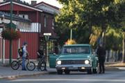 At det er spennende å se inn i en Chevrolet Custom C10 når den står parkert som her, skjønner jeg godt. Kanskje dette er neste generasjon rånere eller raggarer