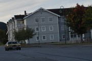 Nå har vi svingt vekk fra Kaffegata da vi har noen lyder fra bakhjulene når vi svinger, men vi lar denne Ford Mercury Montego passere oss først