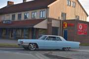 Så vi gir opp det og kjører videre og møter en Cadillac Coupe De Ville som må komme i sjangeren raggarbil