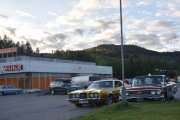 Det er så mange fine biler her i dag, dette er virkelig gøy. Her passerer vi to amerikanere, den til venstre er en Ford Mercury Montego og den til høyre er en Chevrolet El Camino Pickup og begge er selvfølgelig raggarer i dag