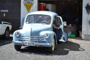 Her finner vi far selv i sin Renault 4CV i full mekking