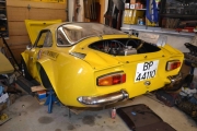 Her står en grom Renault Alpine som kanskje kommer på veien igjen