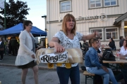 Se så konsentrert hun er, tenk om noen detter ut