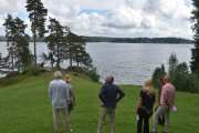 Men nå har konkurransen begynt, vi er i gang med Disc Golf. Langt der nede er det en kurv hvor disken skal havne i. Det som er vanskelig er om du skal bruke disken speed, glide, turn eller fade. Så her venter vi spent på hvor den vil lande