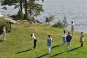 Her har vi et annet lag som kaster Disc Golf, dette må være et glide kast, eller hva tror dere?