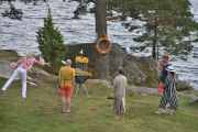 Nå er vi på Disc Golf igjen, dette må være et fade kast. Legg merke til kraften på kastet, blusen blafrer...