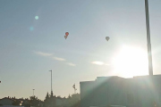 Amanda 19 september 2025 - Luftballonger over Hamar, klokken er 08.36 og min datter ser tre luftballonger. Det er NM i luftballong denne helgen og det skal være med hele 8 varmluftsballonger. her ser vi tre av dem