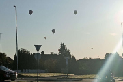 Amanda 19 september 2025 - Luftballonger over Hamar, her får hun 5 av dem i samme bilde, men vi kan ikke se hvem det er