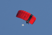 Morten 10 august 2021 - Tønsberg, her har vi en med rød fallskjerm med en mørk stripe på