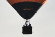 Morten 12 august 2024 - LN-CST over Høyenhall, nå er dette om kvelden og jeg har motlys. Men at de ansatte i Sopra Steria er heldige, er bombesikkert. Det jeg ikke visste når jeg tok bilde var at det er planlagt NM i luftballong i Hamar den 5-8 september, noe jeg ikke fikk med meg