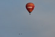 Morten 14 august 2019 - LN-CST over Høyenhall, det går nesten to måneder så ser vi luftballongen til Sopra Steria igjen. Men nå tar vi den sammen med to fugler som flyr forbi. Jeg tror det er ender dette her