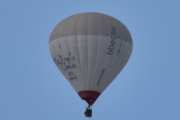 Morten 26 februar 2023 - Luftballong over Høyenhall, tenk deg at denne har vært over Galdhøpiggen og Jotunheimen. Men dem tar ikke passasjerer flyvinger - fillern også :-)