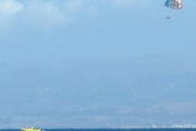 Morten 30 juli 2009 - Slags ballong på Kreta, jeg tror dette kalles paraseiling