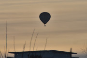 Morten 4 januar 2025 - SE-ZMU over Høyenhall, det er 15 minusgrader i dag, så da har en varm luftballong god oppdrift - tror jeg