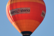 Morten 5 september 2022 - LN-CST Sopra Steria over Høyenhall, det er varm luft, som får en ballongen til å stige. Under ballongen henger en butanbrenner som varmer opp luften inni ballongen