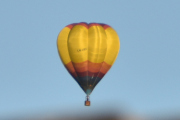 Morten 6 september 2022 - To luftballonger over Høyenhall, dette er LN-CBG som Drammen Ballongklubb eier og jeg tror det er Knut Erik vi ser i kurven. Dette er en Cameron V-77 fra 1988