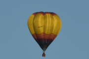 Morten 6 september 2022 - To luftballonger over Høyenhall, og her bare siterer jeg: Drammen Ballongklubb har siden 1988  fløyet varmluftsballong med og uten reklame, og har gjort flere kampanjer, enkeltprosjekter og luftige stunts.  Vi har vært med å  laget reklamefilmer, fløyet over idrettsarrangement / utendørskonserter, og stått forankret ved store og små arrangementer over hele Norge for å dekke driften. Klubben flyr ikke betalende passasjerer