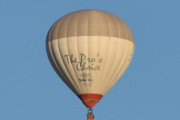 Morten 6 september 2022 - To luftballonger over Høyenhall, så siterer jeg litt her også: Ballongklubben 42 bildades den 30 september 1990 i Björlanda Kile på Hisingen för att bedriva tävlingsverksamhet på elitnivå med ballong. Vi har sedan dess med framgång deltagit i 13 SM, 4 EM och 5 VM. Klubbens medlemmar är idag utspridda från Svinninge i nordost till san Diego i sydväst