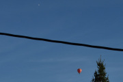 Morten 7 september 2025 - LN-CST over Høyenhall, nå var det på tide med en luftballong igjen, så vi lar flyet over få passere