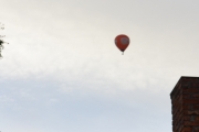 Morten 9 august 2012 - Luftballong over Høyenhall, den er for langt unna, men jeg skal prøve å zoome meg inn