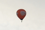 Morten 9 august 2012 - Luftballong over Høyenhall, nærmere kommer jeg ikke og jeg tror det er SE-ZKS som er en Ultramagic M-120 fra 2003 og eies av Steria