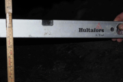 Han tar spaden i egen hånd og tetter igjen hullet som var neste 12 cm dypt