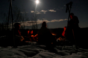 19 februar 2019 - Stemning rundt bålet på tirsdag-fullmåne