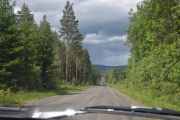 Tenk dere over 100 km i timen på disse veiene og jeg skal ta bilde av omgivelsene, men her ser jeg at vi er i ferd med å ta igjen en moderne bil