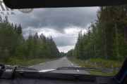 Bilen foran er borte eller skal jeg si bak oss, men så plutselig blir det asfalt. Er nok tøffe veibudsjett her oppe, de må sette opp bompengeringer er mitt forslag