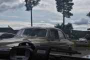 Så kommer den en Volvo Amazon så nærme at jeg ikke kan se modellen, men da er det kanskje gamle biler og ikke fly?